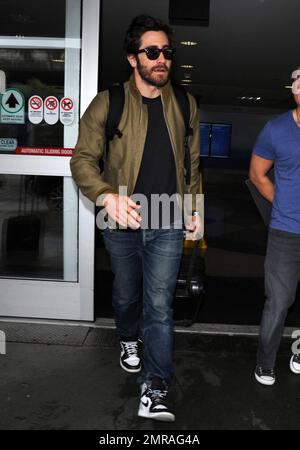 Jake Gyllenhaal kommt am Flughafen LAX vor der Preisverleihung der Golden Globes Awards an, an der er mit seiner Schwester Maggie Gyllenhaal teilnahm. Los Angeles, Kalifornien. 11. Januar 2015. Stockfoto