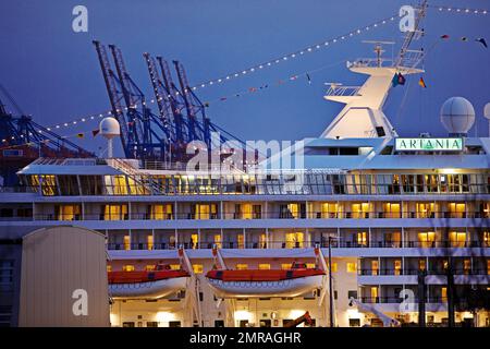 Kreuzfahrtschiff Artania im Hamburg Cruise Center Altona mit den Kranen des Hafens im Hintergrund, Hamburg, Deutschland, Europa Stockfoto