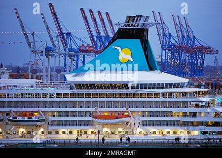 Kreuzfahrtschiff Artania im Hamburg Cruise Center Altona mit den Kranen des Hafens im Hintergrund, Hamburg, Deutschland, Europa Stockfoto