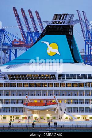 Kreuzfahrtschiff Artania im Hamburg Cruise Center Altona mit den Kranen des Hafens im Hintergrund, Hamburg, Deutschland, Europa Stockfoto