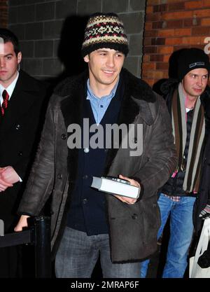 James Franco signiert vor den Studios der „John Stewart Show“ Autogramme an dem Tag, an dem er für seinen Auftritt in „127 Stunden“ für den besten Oscar nominiert wurde. Franco ist auch Gastgeber der jährlichen Academy Awards 83. mit Schauspielerin Anne Hathaway. New York, NY. 1/25/11. Stockfoto