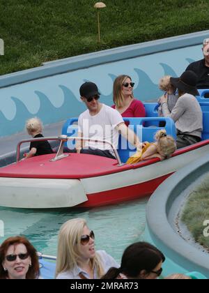 James Van der Beek, Ehefrau Kimberly Brook und ihre Kinder fahren IT's A Small World und genießen Sie das Disneyland. James hat ein Segment für Live aufgenommen! Mit Kelly und Michael. Los Angeles, Kalifornien. 18. Mai 2015 Stockfoto