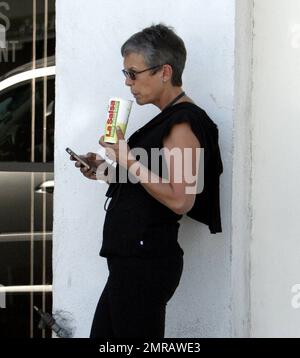 Exklusiv!! Jamie Lee Curtis hat ein Mittagessen am Straßenrand in Beverly Hills, Kalifornien, 6/6/07. Stockfoto