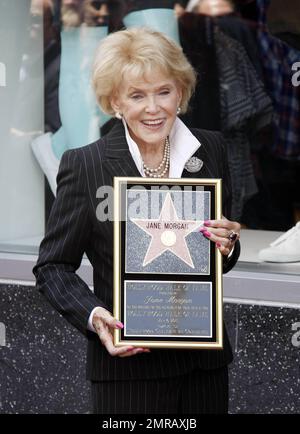 Die Sängerin Jane Morgan wird von Familie, Freunden und Fans begleitet, darunter der Fernsehmoderator Terri Seymour und die Schauspielerin Sharon Stone, die während der Veranstaltung in Tränen ausbrach. Los Angeles, Kalifornien. 5/6/11. Stockfoto