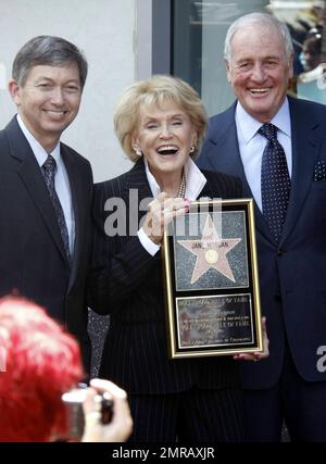 Die Sängerin Jane Morgan wird von Familie, Freunden und Fans begleitet, darunter der Fernsehmoderator Terri Seymour und die Schauspielerin Sharon Stone, die während der Veranstaltung in Tränen ausbrach. Los Angeles, Kalifornien. 5/6/11. Stockfoto