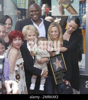 Die Sängerin Jane Morgan wird von Familie, Freunden und Fans begleitet, darunter der Fernsehmoderator Terri Seymour und die Schauspielerin Sharon Stone, die während der Veranstaltung in Tränen ausbrach. Los Angeles, Kalifornien. 5/6/11. Stockfoto