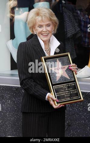 Die Sängerin Jane Morgan wird von Familie, Freunden und Fans begleitet, darunter der Fernsehmoderator Terri Seymour und die Schauspielerin Sharon Stone, die während der Veranstaltung in Tränen ausbrach. Los Angeles, Kalifornien. 5/6/11. Stockfoto