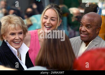 Sängerin Jane Morgan mit Schauspielerin Sharon Stone und Produzentin Berry Gordy bei der Zeremonie, bei der Janes Star auf dem Hollywood Walk of Fame in Hollywood, Kalifornien, enthüllt wird. 5/6/11. Stockfoto