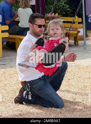 Der Schauspieler/Regisseur Jason Priestley wurde zusammen mit seiner Frau Naomi und seiner 22 Monate alten Tochter Ava auf der Veranstaltung „Pregnancy Awareness Monica“ gesehen. Die Veranstaltung fand im Kindergarten „Little Dolphins by the Sea Preschool“ statt. Jason und Ava haben die meiste Zeit auf dem Spielplatz gespielt. Los Angeles, Kalifornien. 5/2/09. Stockfoto