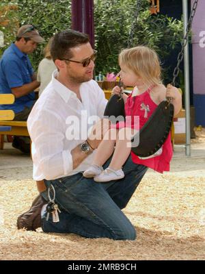 Der Schauspieler/Regisseur Jason Priestley wurde zusammen mit seiner Frau Naomi und seiner 22 Monate alten Tochter Ava auf der Veranstaltung „Pregnancy Awareness Monica“ gesehen. Die Veranstaltung fand im Kindergarten „Little Dolphins by the Sea Preschool“ statt. Jason und Ava haben die meiste Zeit auf dem Spielplatz gespielt. Los Angeles, Kalifornien. 5/2/09. Stockfoto