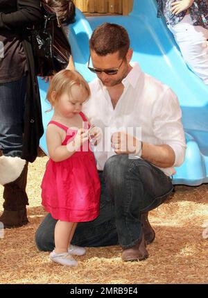 Der Schauspieler/Regisseur Jason Priestley wurde zusammen mit seiner Frau Naomi und seiner 22 Monate alten Tochter Ava auf der Veranstaltung „Pregnancy Awareness Monica“ gesehen. Die Veranstaltung fand im Kindergarten „Little Dolphins by the Sea Preschool“ statt. Jason und Ava haben die meiste Zeit auf dem Spielplatz gespielt. Los Angeles, Kalifornien. 5/2/09. Stockfoto