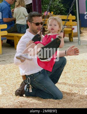 Der Schauspieler/Regisseur Jason Priestley wurde zusammen mit seiner Frau Naomi und seiner 22 Monate alten Tochter Ava auf der Veranstaltung „Pregnancy Awareness Monica“ gesehen. Die Veranstaltung fand im Kindergarten „Little Dolphins by the Sea Preschool“ statt. Jason und Ava haben die meiste Zeit auf dem Spielplatz gespielt. Los Angeles, Kalifornien. 5/2/09. Stockfoto