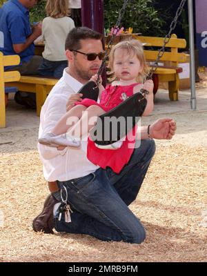 Der Schauspieler/Regisseur Jason Priestley wurde zusammen mit seiner Frau Naomi und seiner 22 Monate alten Tochter Ava auf der Veranstaltung „Pregnancy Awareness Monica“ gesehen. Die Veranstaltung fand im Kindergarten „Little Dolphins by the Sea Preschool“ statt. Jason und Ava haben die meiste Zeit auf dem Spielplatz gespielt. Los Angeles, Kalifornien. 5/2/09. Stockfoto