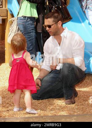 Der Schauspieler/Regisseur Jason Priestley wurde zusammen mit seiner Frau Naomi und seiner 22 Monate alten Tochter Ava auf der Veranstaltung „Pregnancy Awareness Monica“ gesehen. Die Veranstaltung fand im Kindergarten „Little Dolphins by the Sea Preschool“ statt. Jason und Ava haben die meiste Zeit auf dem Spielplatz gespielt. Los Angeles, Kalifornien. 5/2/09. Stockfoto