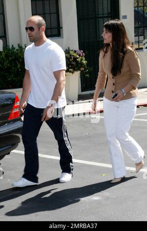 In der Eile, zwei Fotografen zu entkommen, lässt Jason Statham die Freundin Alex Zosman zurück, da sie nicht in das Auto steigen kann. Sie verließen das Sunset Plaza nach dem Mittagessen im Cafe Med. West Hollywood, Kalifornien. 3/23/09. Stockfoto