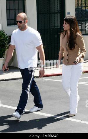 In der Eile, zwei Fotografen zu entkommen, lässt Jason Statham die Freundin Alex Zosman zurück, da sie nicht in das Auto steigen kann. Sie verließen das Sunset Plaza nach dem Mittagessen im Cafe Med. West Hollywood, Kalifornien. 3/23/09. Stockfoto