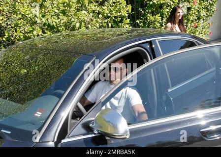 In der Eile, zwei Fotografen zu entkommen, lässt Jason Statham die Freundin Alex Zosman zurück, da sie nicht in das Auto steigen kann. Sie verließen das Sunset Plaza nach dem Mittagessen im Cafe Med. West Hollywood, Kalifornien. 3/23/09. Stockfoto
