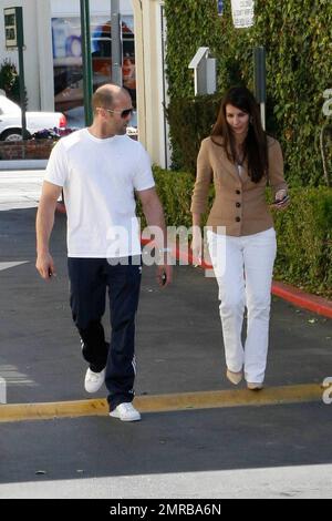 In der Eile, zwei Fotografen zu entkommen, lässt Jason Statham die Freundin Alex Zosman zurück, da sie nicht in das Auto steigen kann. Sie verließen das Sunset Plaza nach dem Mittagessen im Cafe Med. West Hollywood, Kalifornien. 3/23/09. Stockfoto