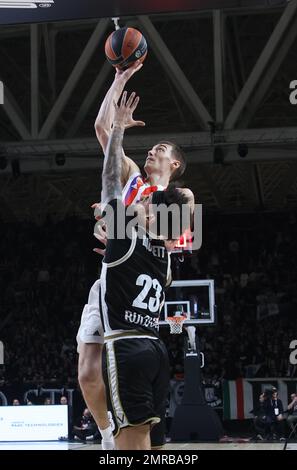 Während des Euroleague-Basketballspiels Segafredo Virtus Bologna gegen Crvena Zvezda Meridianbet ‚Stella Rossa‘ Belgrad - Bologna, 31. Januar 2023 in der Segafredo Arena Stockfoto