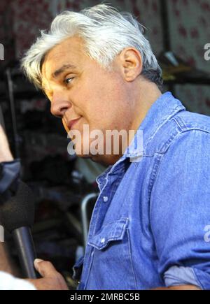 Jay Leno zeigt einem Passanten Fotos von einigen der weltweit bekanntesten Sehenswürdigkeiten, während er den beliebten Abschnitt „Jaywalk“ für „The Tonight Show with Jay Leno“ filmt. West Hollywood, Kalifornien. 8/5/10. . Stockfoto