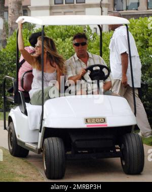 Schauspielerin Jennifer Aniston entspannt sich und genießt das hawaiianische Wetter, während sie in einem Golfwagen um das „Just Go With IT“-Set fährt. Die Dreharbeiten für die romantische Komödie mit Adam Sandler und Nicole Kidman begannen vor ein paar Wochen in Maui, nachdem sie im März in Los Angeles gedreht hatten. Jennifer nahm es leicht und hielt sich für die Fahrt fest. Maui, Hi. 05/03/10. Stockfoto