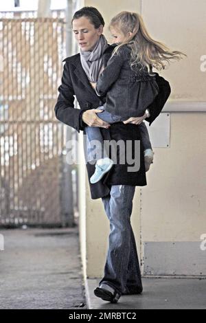 Jennifer Garner holt Tochter Violet von der Vorschule ab. Jenn sorgte dafür, dass sie beide zusammengebündelt waren, um an einem kalten, regnerischen Tag in Los Angeles, Kalifornien, warm und trocken zu bleiben. 12/11/09. Stockfoto