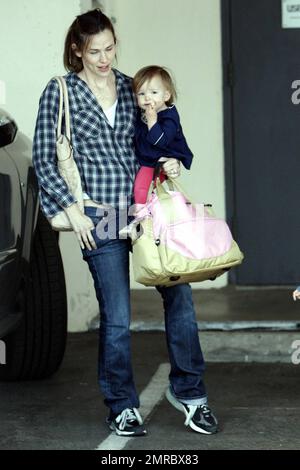 Jennifer Garner holt die Töchter Violet und Seraphina nach der Schule in Santa Monica, Kalifornien, ab. 3/3/10. Stockfoto