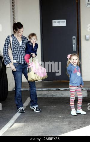 Jennifer Garner holt die Töchter Violet und Seraphina nach der Schule in Santa Monica, Kalifornien, ab. 3/3/10. Stockfoto