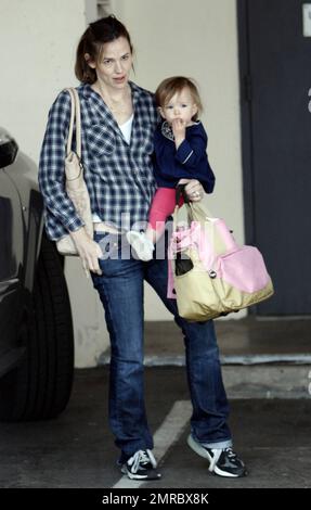 Jennifer Garner holt die Töchter Violet und Seraphina nach der Schule in Santa Monica, Kalifornien, ab. 3/3/10. . Stockfoto