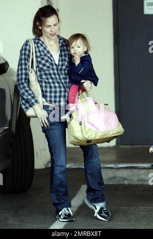 Jennifer Garner holt die Töchter Violet und Seraphina nach der Schule in Santa Monica, Kalifornien, ab. 3/3/10. . Stockfoto