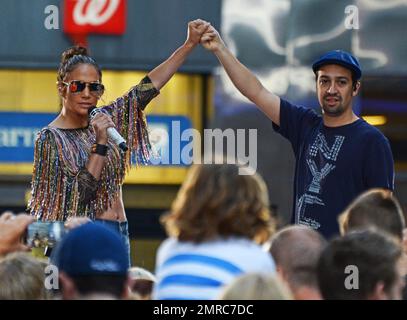 Jennifer Lopez tritt zusammen mit dem Broadway-Star Lin-Manuel Miranda auf der „Today“ Show in New York City, New York. Das talentierte Duo sang ihre Zusammenarbeit „Love Make the World Go Round“, eine bewegende Hommage an die Opfer des Orlando Club-Massakers. 11. Juli 2016. Stockfoto