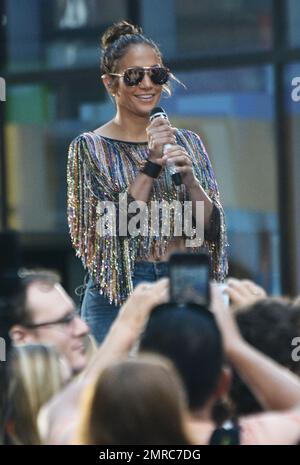 Jennifer Lopez tritt zusammen mit dem Broadway-Star Lin-Manuel Miranda auf der „Today“ Show in New York City, New York. Das talentierte Duo sang ihre Zusammenarbeit „Love Make the World Go Round“, eine bewegende Hommage an die Opfer des Orlando Club-Massakers. 11. Juli 2016. Stockfoto