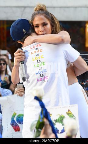 Jennifer Lopez tritt zusammen mit dem Broadway-Star Lin-Manuel Miranda auf der „Today“ Show in New York City, New York. Das talentierte Duo sang ihre Zusammenarbeit „Love Make the World Go Round“, eine bewegende Hommage an die Opfer des Orlando Club-Massakers. 11. Juli 2016. Stockfoto