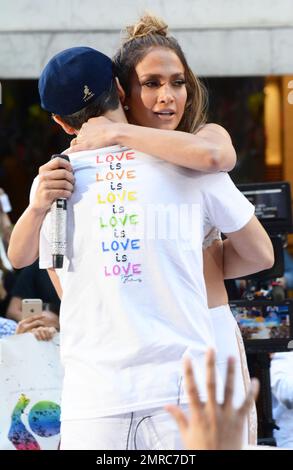 Jennifer Lopez tritt zusammen mit dem Broadway-Star Lin-Manuel Miranda auf der „Today“ Show in New York City, New York. Das talentierte Duo sang ihre Zusammenarbeit „Love Make the World Go Round“, eine bewegende Hommage an die Opfer des Orlando Club-Massakers. 11. Juli 2016. Stockfoto