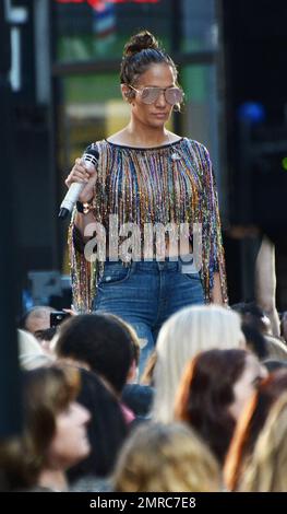 Jennifer Lopez tritt zusammen mit dem Broadway-Star Lin-Manuel Miranda auf der „Today“ Show in New York City, New York. Das talentierte Duo sang ihre Zusammenarbeit „Love Make the World Go Round“, eine bewegende Hommage an die Opfer des Orlando Club-Massakers. 11. Juli 2016. Stockfoto