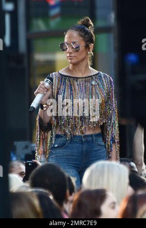 Jennifer Lopez tritt zusammen mit dem Broadway-Star Lin-Manuel Miranda auf der „Today“ Show in New York City, New York. Das talentierte Duo sang ihre Zusammenarbeit „Love Make the World Go Round“, eine bewegende Hommage an die Opfer des Orlando Club-Massakers. 11. Juli 2016. Stockfoto