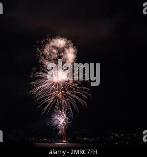 Ein malerischer Blick auf farbenfrohe Feuerwerksproben über dem Hafen von Queen Anne's Battery bei Nacht Stockfoto