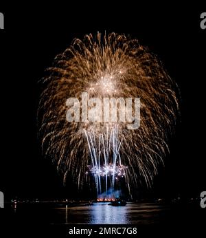 Ein malerischer Blick auf farbenfrohe Feuerwerksproben über dem Hafen von Queen Anne's Battery bei Nacht Stockfoto