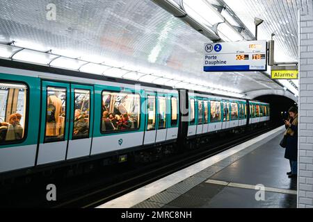 Paris, Frankreich am 31. Januar 2023. Abbildung zeigt den Bahnsteig einer Pariser U-Bahn-Station (RATP Metro oder Metropolitain) am 31. Januar 2023 in Paris, Frankreich. Die Gewerkschaften haben einen Streik und weitere Demonstrationen gegen das Rentenreformgesetz gefordert. Foto: Victor Joly/ABACAPRESS.COM Stockfoto