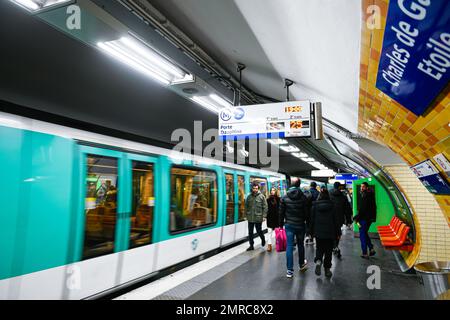 Paris, Frankreich am 31. Januar 2023. Abbildung zeigt den Bahnsteig einer Pariser U-Bahn-Station (RATP Metro oder Metropolitain) am 31. Januar 2023 in Paris, Frankreich. Die Gewerkschaften haben einen Streik und weitere Demonstrationen gegen das Rentenreformgesetz gefordert. Foto: Victor Joly/ABACAPRESS.COM Stockfoto