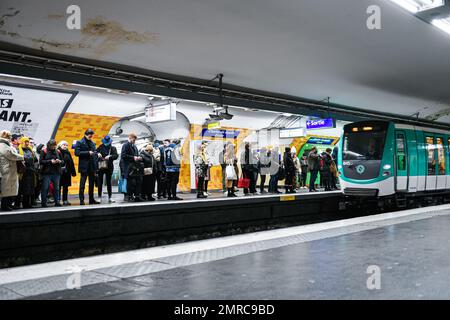 Paris, Frankreich am 31. Januar 2023. Abbildung zeigt den Bahnsteig einer Pariser U-Bahn-Station (RATP Metro oder Metropolitain Charles de Gaulle Etoile) am 31. Januar 2023 in Paris, Frankreich. Die Gewerkschaften haben einen Streik und weitere Demonstrationen gegen das Rentenreformgesetz gefordert. Foto: Victor Joly/ABACAPRESS.COM Stockfoto