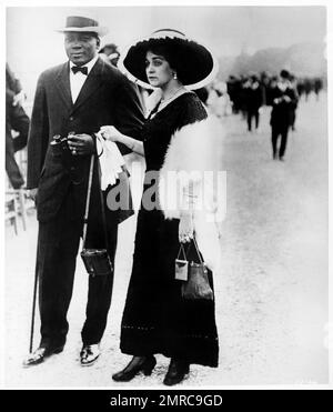 1911 Ca , USA : der gefeierte Boxmeister JACK JOHNSON ( 1878 - 1946 ), der erste schwarze Weltmeister im Schwergewicht ( 1908 - 1915 ). Mit Ehefrau ETTA DURYEA ( die sich 1912 umgebracht hat ) bei Pferderennen . Unbekannter Fotograf. - BOX - SPORT - GESCHICHTE - FOTO STORICHE - Portrait - Rituto - PESI MASSIMI - PESO MASSIMO - Marito e Moglie - corse dei cavalli - ippodromo -- Archivio GBB Stockfoto