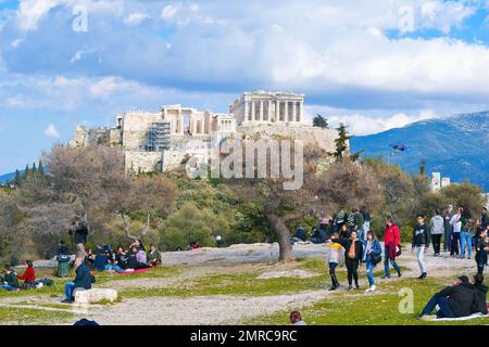 Eine Menge Touristen rund um die Akropolis von Athen, UNESCO-Weltkulturerbe mit dem Parthenon Stockfoto