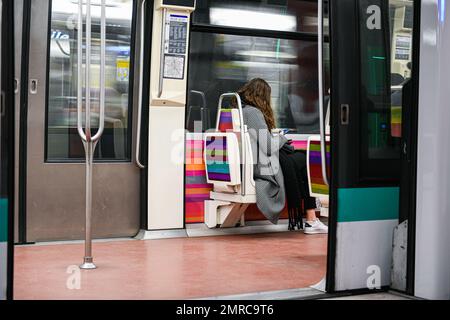 Paris, Frankreich am 31. Januar 2023. Abbildung zeigt den Bahnsteig einer Pariser U-Bahn-Station (RATP Metro oder Metropolitain) mit Personen (Passagieren) am 31. Januar 2023 in Paris, Frankreich. Die Gewerkschaften haben einen Streik und weitere Demonstrationen gegen das Rentenreformgesetz gefordert. Foto: Victor Joly/ABACAPRESS.COM Stockfoto