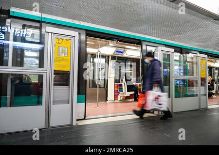 Paris, Frankreich am 31. Januar 2023. Abbildung zeigt den Bahnsteig einer Pariser U-Bahn-Station (RATP Metro oder Metropolitain) mit Personen (Passagieren) am 31. Januar 2023 in Paris, Frankreich. Die Gewerkschaften haben einen Streik und weitere Demonstrationen gegen das Rentenreformgesetz gefordert. Foto: Victor Joly/ABACAPRESS.COM Stockfoto