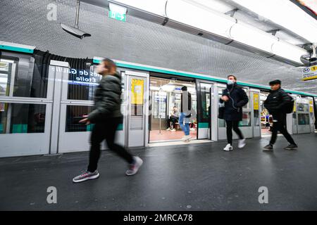 Paris, Frankreich am 31. Januar 2023. Abbildung zeigt den Bahnsteig einer Pariser U-Bahn-Station (RATP Metro oder Metropolitain) mit Personen (Passagieren) am 31. Januar 2023 in Paris, Frankreich. Die Gewerkschaften haben einen Streik und weitere Demonstrationen gegen das Rentenreformgesetz gefordert. Foto: Victor Joly/ABACAPRESS.COM Stockfoto