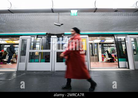 Paris, Frankreich am 31. Januar 2023. Abbildung zeigt den Bahnsteig einer Pariser U-Bahn-Station (RATP Metro oder Metropolitain) mit Personen (Passagieren) am 31. Januar 2023 in Paris, Frankreich. Die Gewerkschaften haben einen Streik und weitere Demonstrationen gegen das Rentenreformgesetz gefordert. Foto: Victor Joly/ABACAPRESS.COM Stockfoto