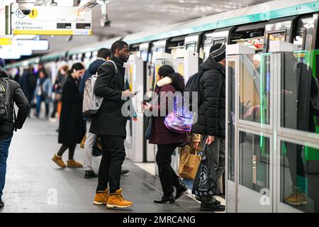 Paris, Frankreich am 31. Januar 2023. Abbildung zeigt den Bahnsteig einer Pariser U-Bahn-Station (RATP Metro oder Metropolitain) mit Personen (Passagieren) am 31. Januar 2023 in Paris, Frankreich. Die Gewerkschaften haben einen Streik und weitere Demonstrationen gegen das Rentenreformgesetz gefordert. Foto: Victor Joly/ABACAPRESS.COM Stockfoto