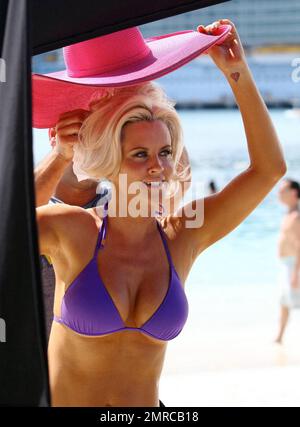 EXKLUSIV!! Jenny McCarthy zeigt ihre Kurven in einem lila Bikini, während sie sich auf eine Szene auf Labadee, dem privaten Strandziel von Royal Caribbean Cruise Line, vorbereitet. McCarthy führt Regie und spielt in einem Kurzfilm für die Kreuzfahrtlinie und segelt mit dem neuesten Schiff, dem Allure of the Seas, dem weltweit größten Kreuzfahrtschiff. Labadee, Haiti. 2/1/11. Stockfoto