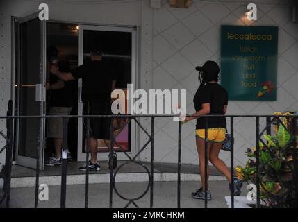 Nicole 'Snooki' Polizzi von 'Jersey Shore' draußen und über Miami im Sonnenstudio, Eisdiele und Fitnessraum. Die Besetzung von „Jersey Shore“ ist in der Stadt und dreht die zweite Staffel der erfolgreichen MTV Reality Show. Miami, Florida 04/15/10. . Stockfoto